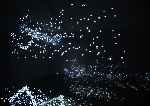 Philipp Gasser, 1000 Teilchen (beschleunigt), 2011. 2-Kanal Videoinstallation, transparenter Vorhang. Kunstmuseum Bern, Geschenk von Michèle Kottelat. - 