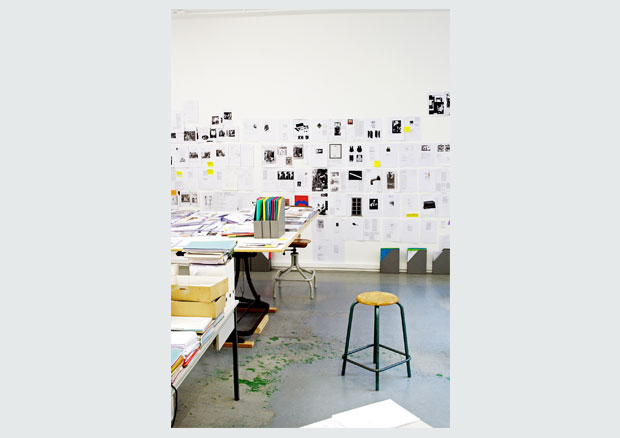 Aufnahme aus dem Atelier von Bethan Huws in Berlin mit den Research Notes zu Marcel Duchamp
 - © 2014, ProLitteris, Zürich © Foto: Franziska Rieder