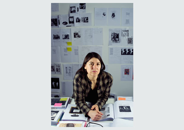 Bethan Huws in ihrem Atelier in Berlin vor den Research Notes zu Marcel Duchamp - © 2014, ProLitteris, Zürich © Foto: Franziska Rieder