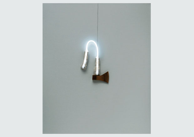 Nakis Panayotidis, La rivincita degli zingari, 2011, Neon, Axt, Mull auf Leinwand, 120 x 150 cm
 - © Der Künstler