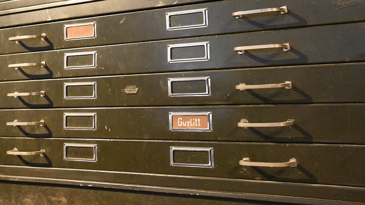 Eine mit "Gurlitt" beschriftete Archiv-Schublade