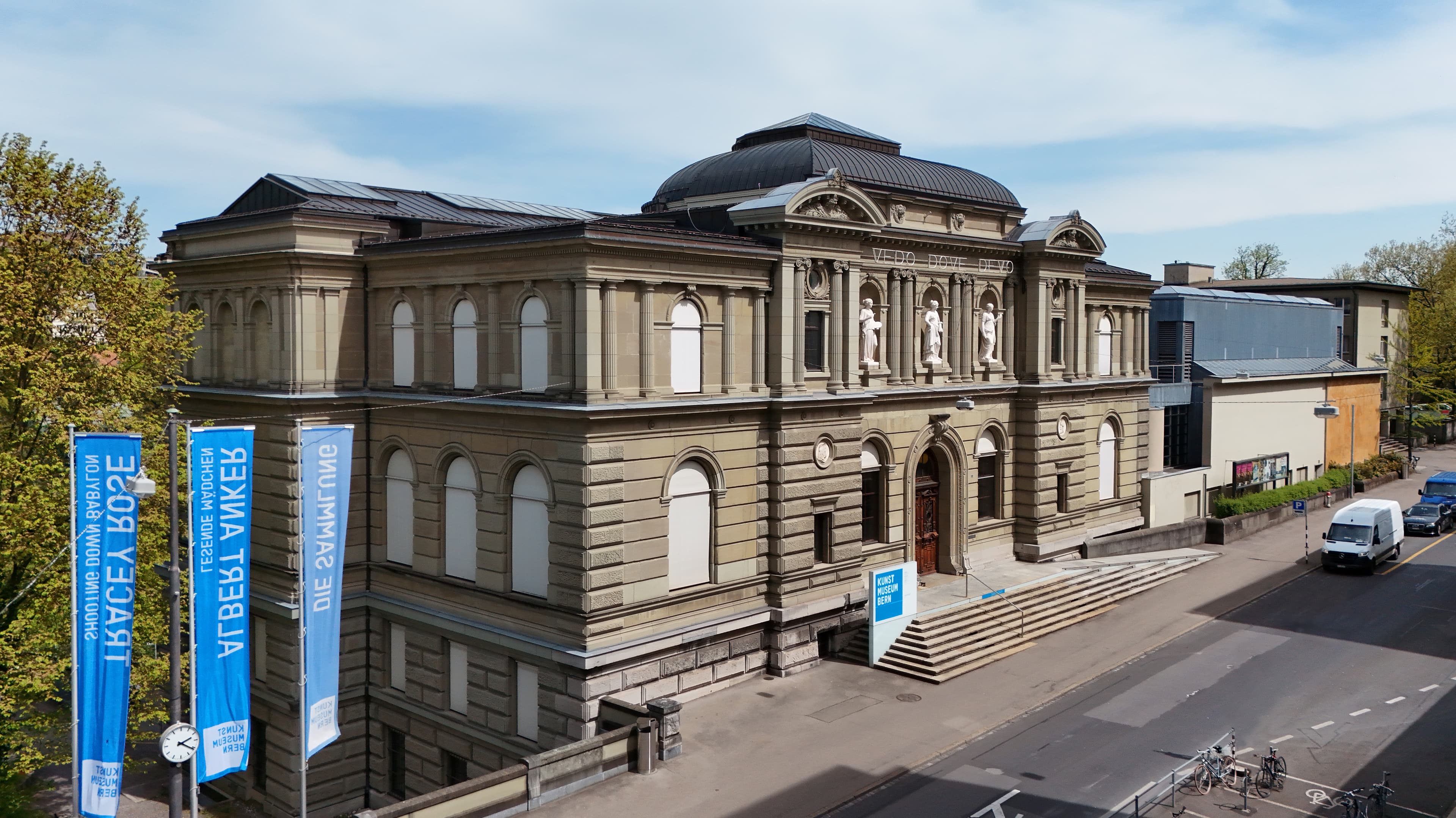 Aktuelle Aussenansicht des Kunstmuseum Bern mit dem Stettler-Bau im Vordergrund und der Erweiterung von Atelier 5 von 1983