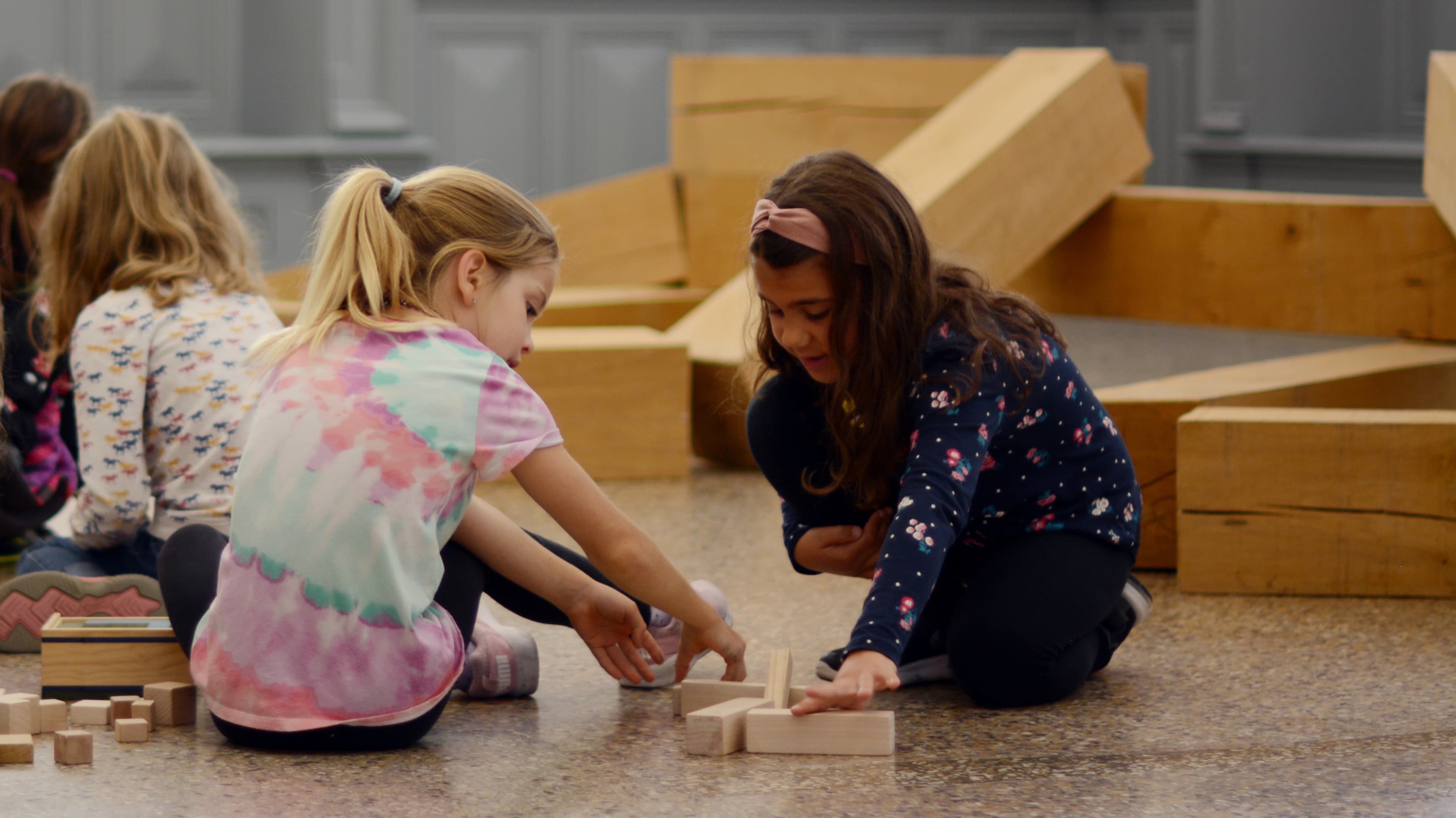 Kinder beim Erstellen von Kunstwerken im Kunstmuseum Bern