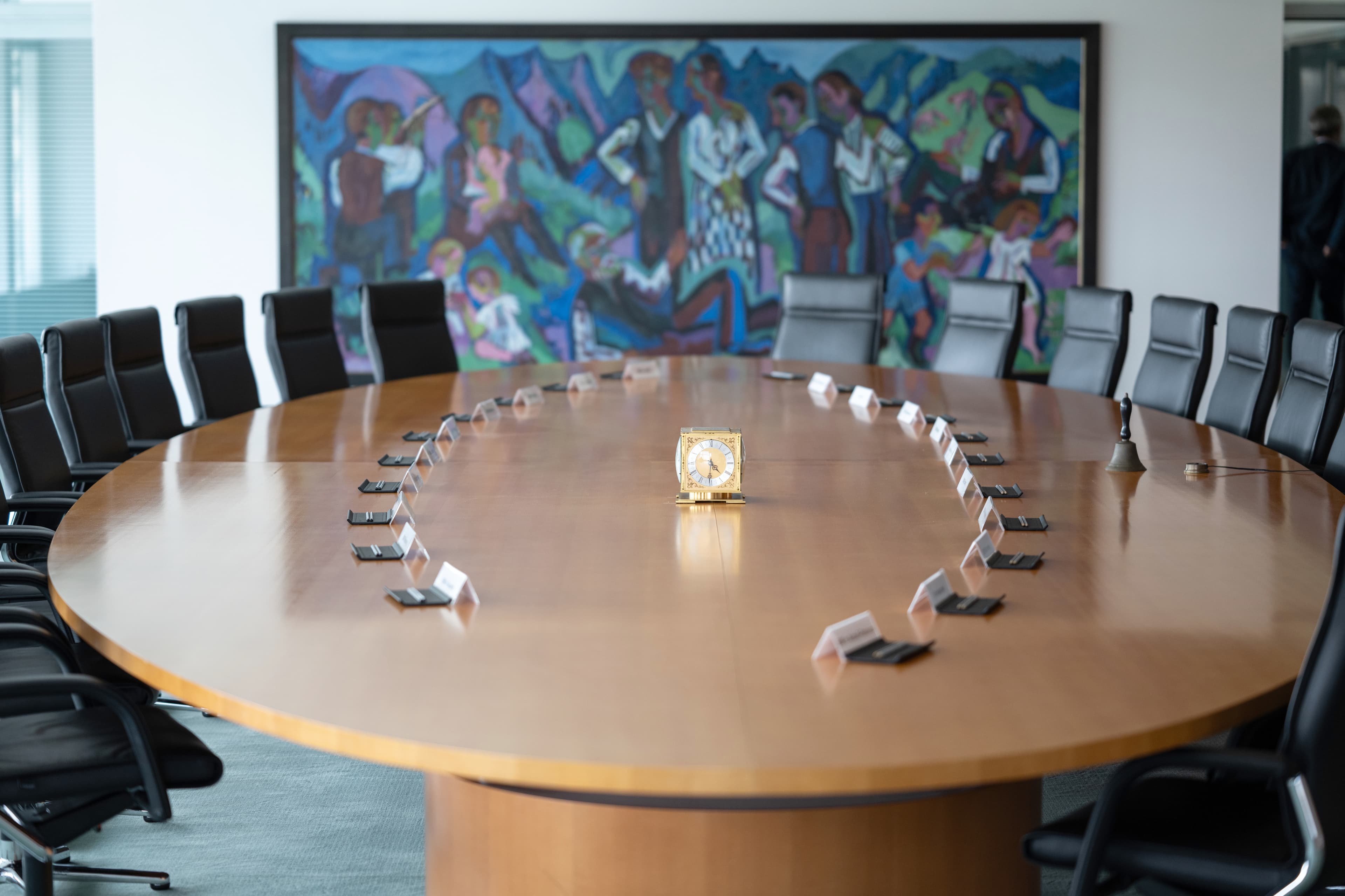 Kabinettssaal im Bundeskanzleramt Berlin mit Ernst Ludwig Kirchners grossformatigen Gemälde Sonntag der Bergbauern im Hintergrund