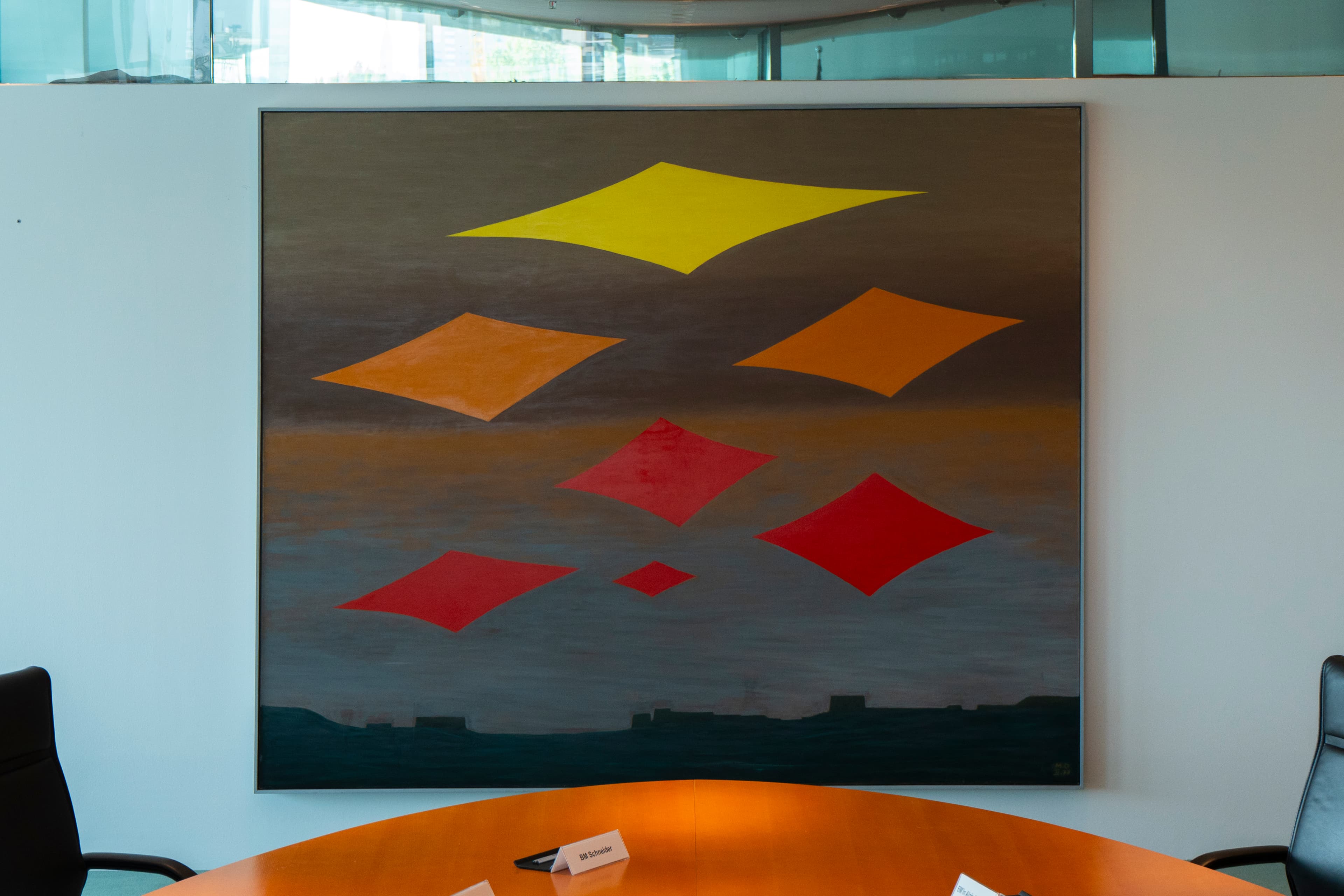 Das Ölgemälde Neue Sterne von Meret Oppenheim hängt nun als Ersatz für Sonntag der Bergbauern im Kabinettssaal des Bundeskanzleramtes in Berlin.  Für Deutschland: Für das Werk von Meret Oppenheim © VG Bild-Kunst, Bonn 2025, Foto: © art/beats, Felix von Boehm Für die Schweiz: Für das Werk von Meret Oppenheim © 2025, ProLitteris, Zurich, Foto: © art/beats, Felix von Boehm