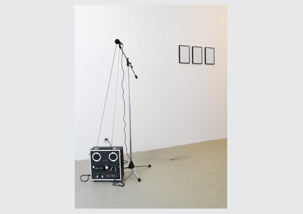 Pavel Büchler, Lou Reed Live, 2008, Akai 1721L Tape-Recorder; Mikrofon-Ständer;
Kassettenband (Endlosschlaufe); Audio-CD, 160 x 90 x 90 cm variabel
Kunstmuseum Bern, Stiftung Kunsthalle Bern - 